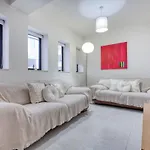 1-bed Near Spinola Bay