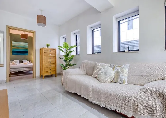 1-bed Near Spinola Bay *