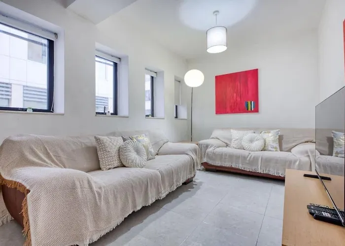 1-bed Near Spinola Bay